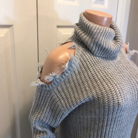 Almost Famous Gray Cold Shoulder Fringe Pullover Turtleneck Sweater Size Medium - Picture 2 of 9